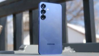 Smartphone Galaxy S25 Plus sostenido en la mano de una persona