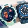 Närbild av en handled med en teal Garmin Instinct 3 och en Apple Watch Series 10 med blått armband