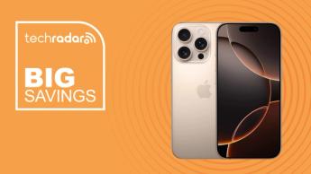 Apple iPhone 16 som visas på en orange bakgrund med kampanjbesparingar överlagda