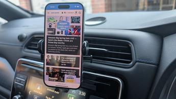 Suporte veicular universal Spigen onetap fixado no painel de um carro