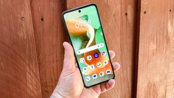 Un smartphone Motorola Razr desplegado mostrando la pantalla de inicio