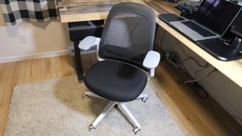 La silla ergonómica de oficina Haworth Breck colocada frente a una mesa en forma de L