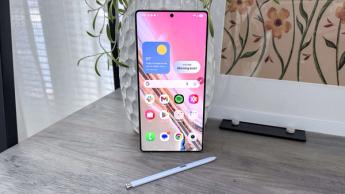 Pantalla de inicio del Samsung Galaxy S25 Ultra mostrada con el lápiz S Pen