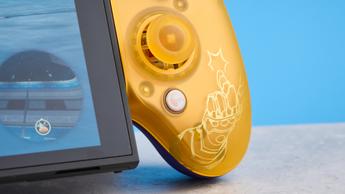 En gylden GameSir G8 Plus mobil gaming-controller