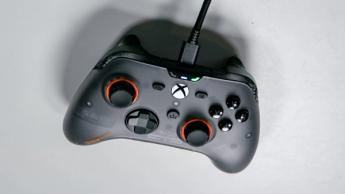 白い背景に置かれたScuf Valor Proゲーミングコントローラー