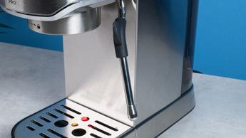 Máquina de espresso Casabrews 5418 Pro em aço inoxidável, com vaporizador integrado, três botões frontais e manômetro abaixo dos botões