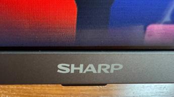 Вид снизу на телевизор Sharp GM6245K с диагональю 43 дюйма, виден логотип Sharp