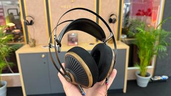 Meze Audio 105 Silva-hovedtelefoner vist i en mands hånd på Munich High End Show 2025