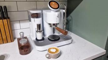 Máquina de espresso Meraki sobre uma bancada