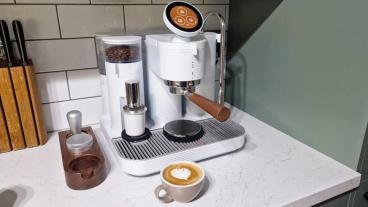 Macchina per espresso Meraki su un piano da lavoro