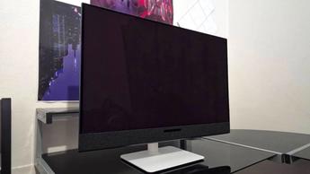 Der gebogene Dell S3225QC-Monitor auf einem Schreibtisch für die Arbeitsplatzgestaltung