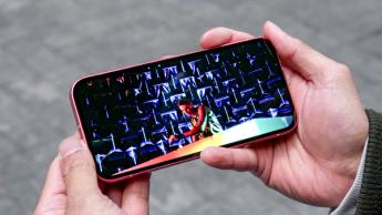 Une personne regarde une vidéo 4K HDR sur un smartphone Google Pixel 9a