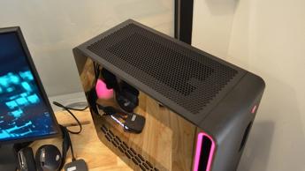 強化ガラスのサイドパネルを備えたブラックのゲーミングPC