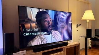 65-дюймовый телевизор Sony Bravia 5 на стильной деревянной подставке