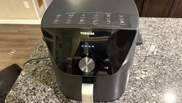 Freidora de aire Toshiba de 7.7 cuartos de galón en la encimera de la cocina