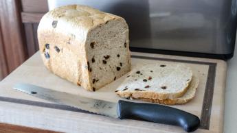Pan de pasas recién horneado hecho en la panificadora Zojirushi Virtuoso Plus