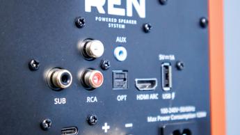 Nahaufnahme der Audio-Eingänge des Kanto Ren auf der Rückseite eines aktiven Lautsprechers