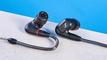 Sennheiser IE 200 kabelgebundene In-Ear-Kopfhörer in Schwarz und Silber vor weißem Hintergrund
