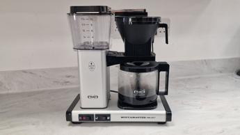 Cafeteira Technivorm Moccamaster Select com jarra de vidro e café recém-passado