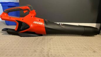 Souffleur de feuilles Echo eForce DPB-2500 sur le tapis de l'écrivain