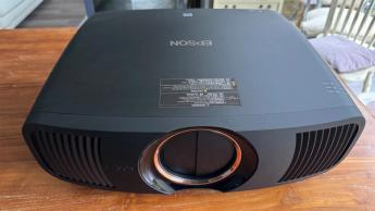 Проектор Epson EH-QB1000 на деревянном столе, снятый с небольшого возвышения