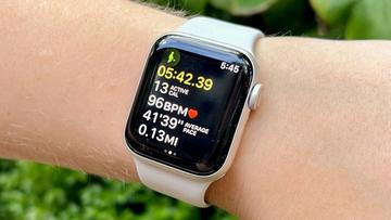 Modelo Apple Watch SE 2022 mostrado en la muñeca de una persona