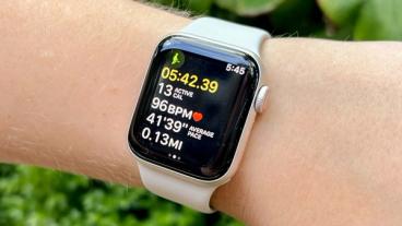 Modelo Apple Watch SE 2022 mostrado en la muñeca de una persona
