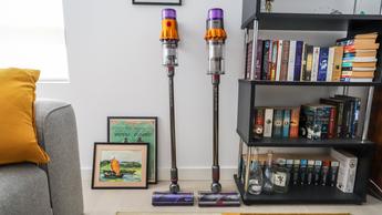 Aspiradoras inalámbricas Dyson V12 Detect Slim y Dyson V15 Detect una al lado de la otra