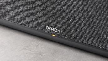 Ein Denon Home 350 kabelloser Smart-Lautsprecher auf einem Tisch