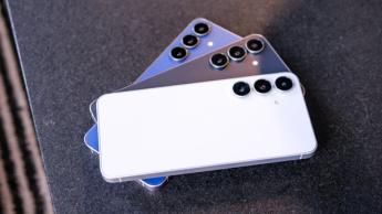 Vários smartphones Galaxy S25 FE empilhados