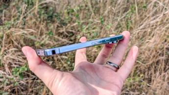 Google Pixel 10 Pro warna moonstone terlihat dalam foto ulasan