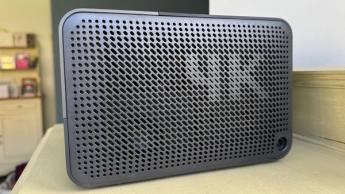 Проектор BenQ GP520 для домашнего кинотеатра 4K, вид сбоку с акцентом на решётку