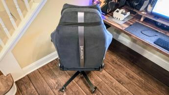 Baksidan av Blacklyte Athena gamingstol med fokus på det justerbara nackkuddsbandet