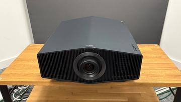 Домашний кинотеатр с проектором Sony Bravia Projector 8 на деревянной стойке AV