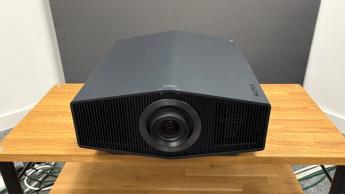Домашний кинотеатр с проектором Sony Bravia Projector 8 на деревянной стойке AV