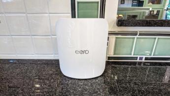Eero Max 7 Wi-Fi-router placerad på ett skrivbord