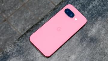 Smartphone Google Pixel 9a apoiado em um banco de mármore