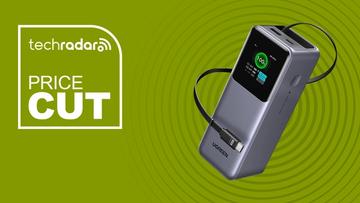 Ugreen Nexode powerbank vist ved siden af et prisskilt med rabat