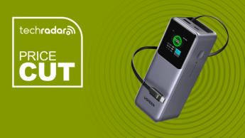 Batería portátil Ugreen Nexode junto a una etiqueta de descuento