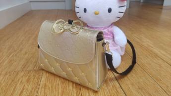 Bolsa crossbody dorada Loungefly de aniversario 50 de Sanrio con diseño de Hello Kitty