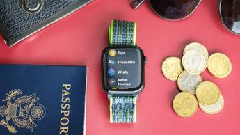 Nærbillede af et Apple Watch SE 2022, der viser Translate-appen på skærmen mod en rød baggrund