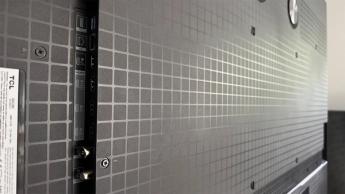 Вид сзади на ЖК-телевизор TCL 65C8K с разъёмами HDMI и аудио