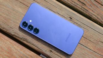 Smartphone Samsung Galaxy S25 Plus sostenido en la mano de una persona