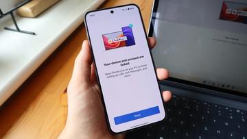 En Android-smartphone ansluten till en Windows-dator via USB-kabel
