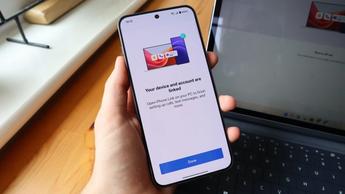 Um smartphone Android ligado a um computador Windows