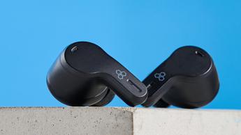 人間工学に基づいたデザインのFinal VR3000ワイヤレスゲーミングイヤホンのペア