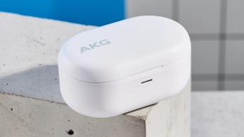 Weiße AKG N5 Hybrid-Ohrhörer von Harman in ihrer Ladehülle mit Zubehör