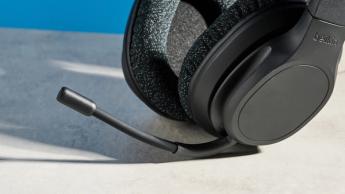 Ein schwarzes kabelloses Belkin SoundForm Adapt Headset mit Mikrofon