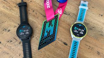 Garmin Forerunner 965 und Forerunner 265 Smartwatches nebeneinander