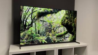 55-дюймовый телевизор Sony Bravia 8 II QD-OLED на белом столе с ярким изображением природы на экране